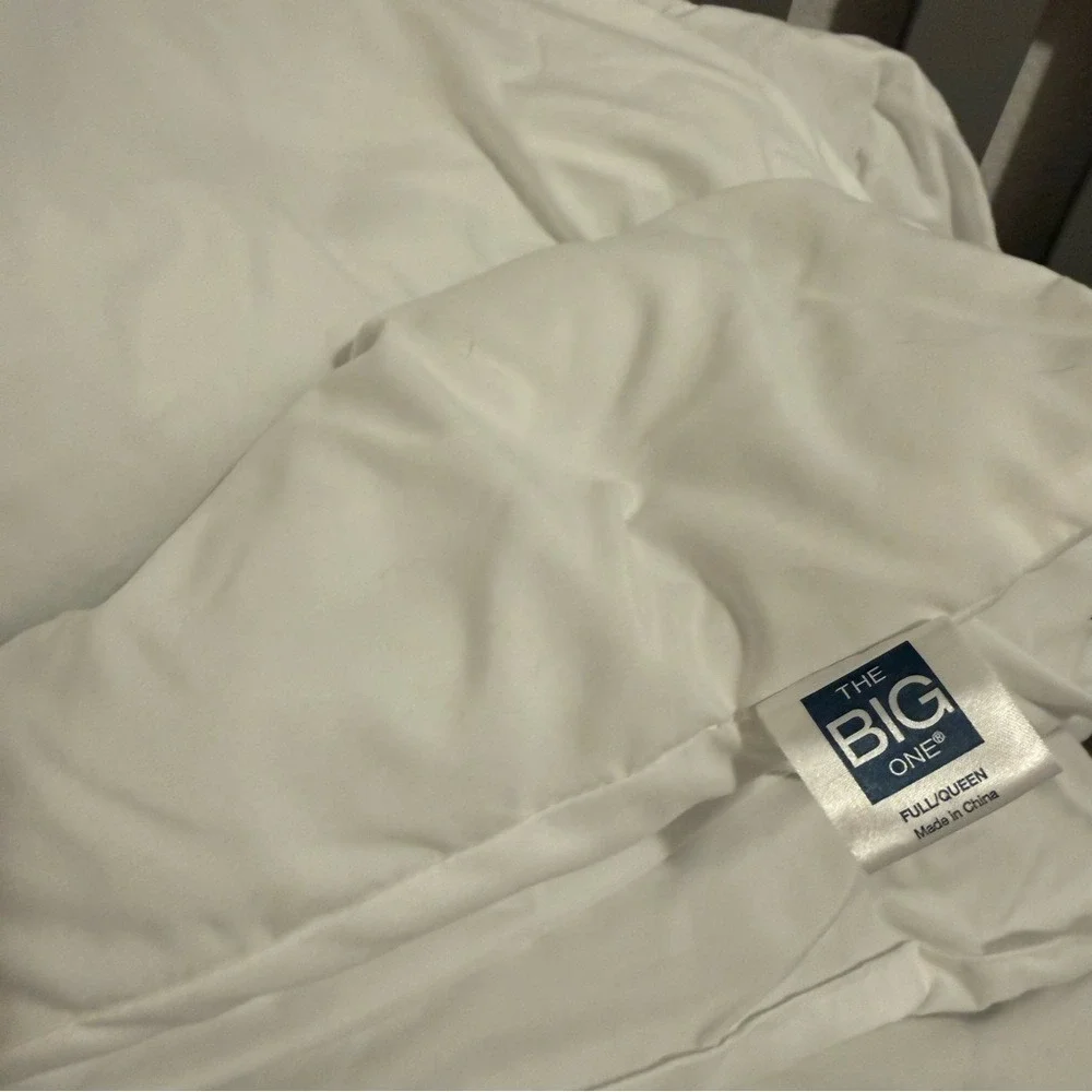 The Big One White‎ Down Alternative Reversible Comforter Full Queen 86x86